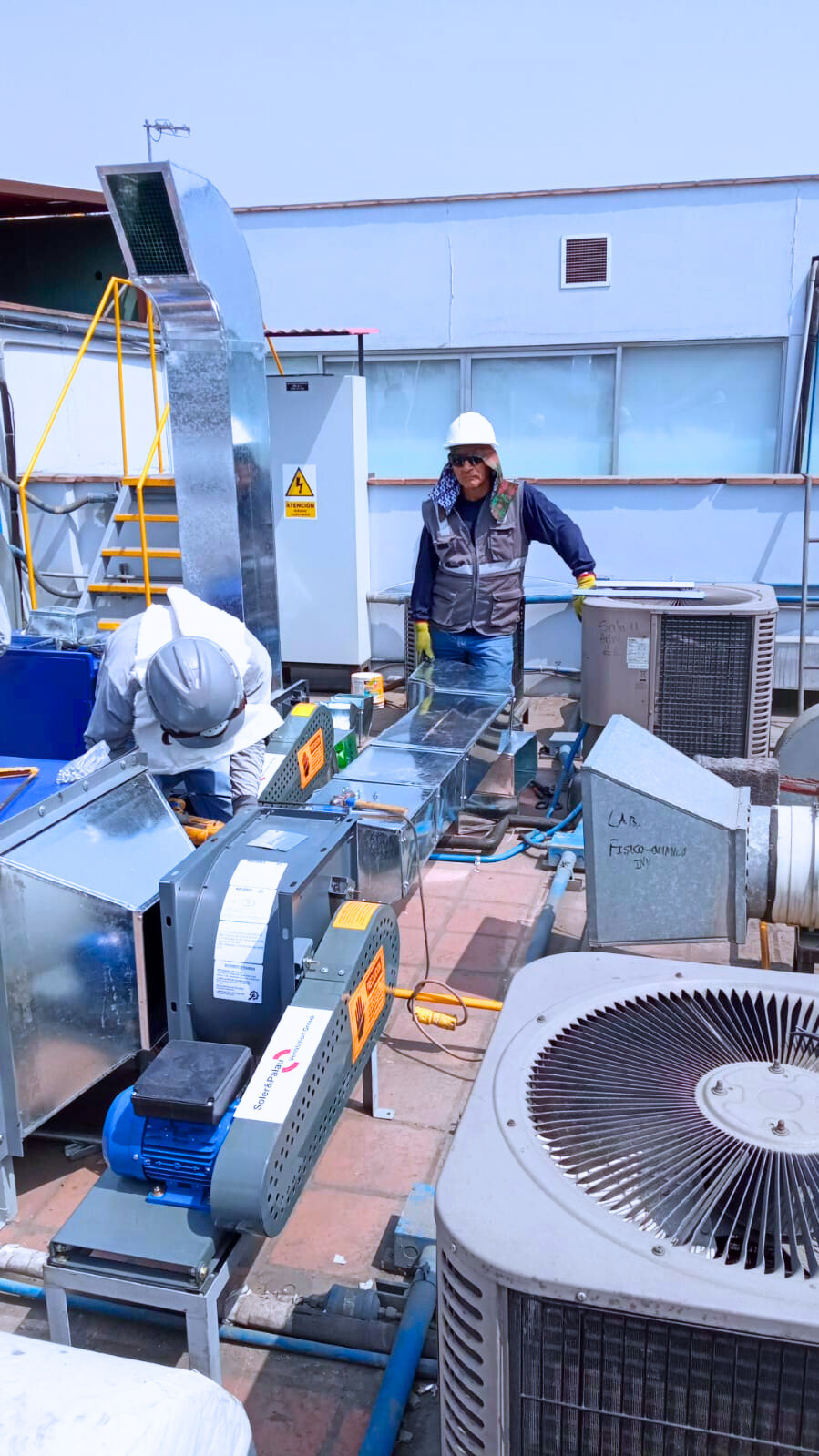 Técnicos instalando un sistema de ventilación mecánica